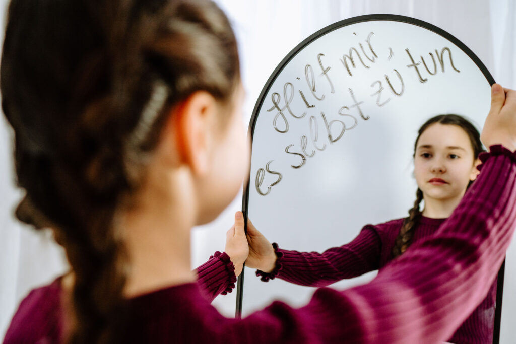 Hilf mir es selbst zu tun mädchen vor spiegel